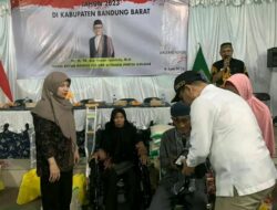 Kemensos Bersama Komisi VIII DPR RI Salurkan Bantuan ATENSI Kepada 100 PPKS di Bandung Barat