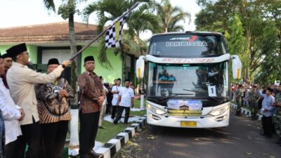 Bupati Kabupaten Bandung Barat Hengki Kurniawan Lepas Keberangkatan Jemaah Haji Bandung Barat