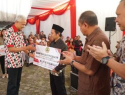 Gubernur Jateng Serahkan Bantuan ke Politeknik Gusdurian Banyumas Rp.150 Juta