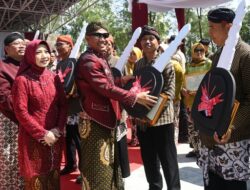Bupati Arif Sugiyanto Serahkan 12 Mobil Hadiah Lomba Inovasi Desa Tahun 2023