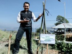 Program Jumat Menanam, Kadisdik Tanam Pohon Damar di Jati Gede Sumedang