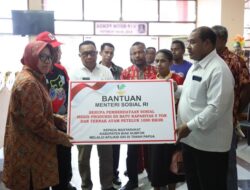 Kemensos Bagikan Mesin Produksi Es Batu Kapasitas 5 Ton dan 1.000 Ekor Ayam Petelur ke Biak Numfor Papua