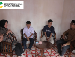 Mensos Risma Beri Bantuan Remaja Garut yang Berbakti Rawat Orang Tua ODGJ