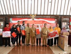 Bupati Tiwi Salurkan Bansos ke Ribuan Warganya