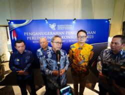 Menteri Perdagangan RI Bagikan Penghargaan Perlindungan Konsumen Tahun 2023