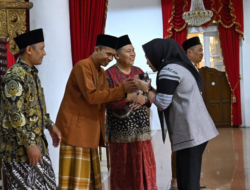 Lepas Keberangkatan Penerima Umrah Gratis, Bupati Tiwi Titip Do’akan Kebaikan Purbalingga