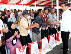 Presiden Jokowi Serahkan Bantuan Pangan di Klaten
