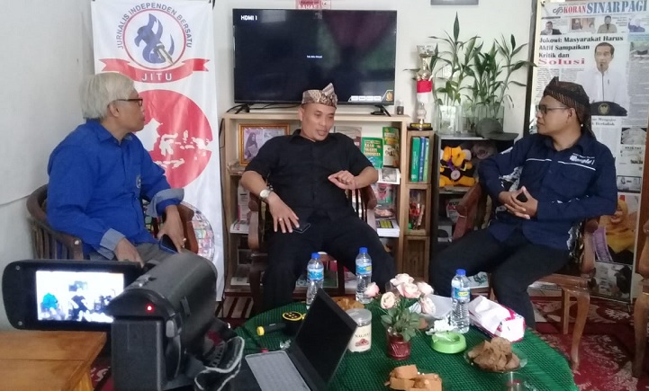 Wasekum IPSI Jabar saat dialog bersama wartawan majalah sunda Mangle dan Galura Pikiran Rakyat