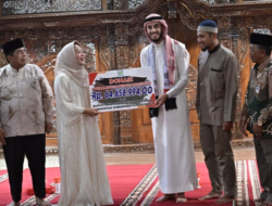 Buka Puasa Bersama Syekh Fayes, Bupati Purbalingga Serahkan Donasi ke Palestina