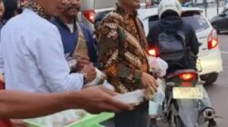Dewi Air Group Dikawal Raja Copet, Bersama YPSN Berbagi Takjil di Karawang