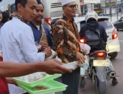 Dewi Air Group Dikawal Raja Copet, Bersama YPSN Berbagi Takjil di Karawang