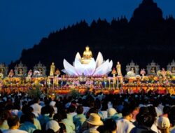 Puncak Perayaan Waisak 2568 BE, Pemasangan Chattra Borobudur Simbol Keluhuran Buddha