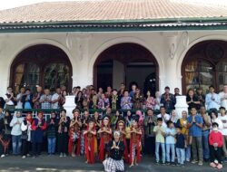 Keluarga Asuh Perwira Siswa Mancanegara Kunjungi Karaton Sumedang Larang