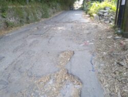 Warga Mengaku Resah Dengan Kondisi Ruas Jalan Merbaboe Yang Rusak Sejak Lama