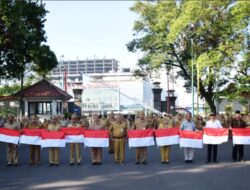 Tingkatkan Nasionalisme Masyarakat Jelang HUT RI ke 79, Pemkab Banyumas Bagikan Ribuan Bendera Merah Putih