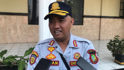 Dishub. Kota Sukabumi Bantu Perbaiki Kendaraan Yang Rusak Akibat Bentrokan Sopir Angkot dan Ojol