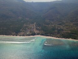 Pertama di NTT, Pupuk Indonesia Bersama Relawan Bakti BUMN Bentangkan Bendera Merah Putih Sepanjang 1 KM