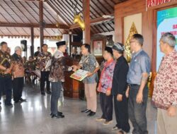 Bagikan Dana Hibah, Pj Bupati Banyumas Arahkan Kelompok Tani Tingkatkan Produksi & Berkahnya