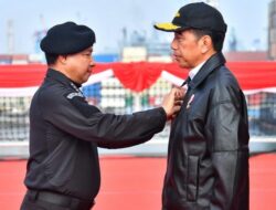 Presiden Jokowi Terima Brevet Hiu Kencana di Atas KRI RJW – 992
