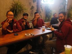 Pasangan Cawalkot/Cawawalkot Sukabumi, Ayep Zaki – Bobby Maulana Nongkrong Bareng Kaum Muda