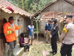 Kunjungi Warga Terdampak Hujan Deras, Kapolres Sukabumi Kota Salurkan Bantuan