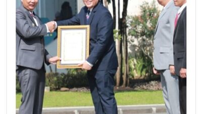 Hari Kesehatan Nasional Ke-60, KBB Terima Penghargaan UHC Award 2024