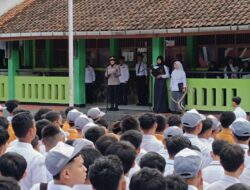 Kasat Binmas Polres Sukabumi Kota Pimpin Upacara Bendera di MAN I Kota Sukabumi