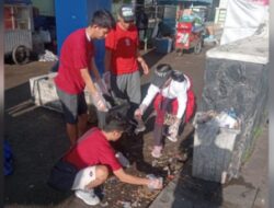 Relawan Merah Lakukan Aksi Bersih – Bersih Sampah Usai Malam Pergantian Tahun