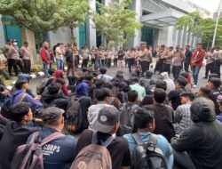 Puluhan Mahasiswa Dobrak Gerbang Kejati Jabar, Soroti Dugaan Korupsi dan Penyalahgunaan Kewenangan