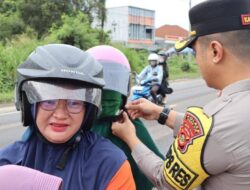 Kapolres Ogan Ilir Pimpin Langsung Operasi Keselamatan Musi 2025, Fokus Selamat Berkendara dan Bagikan Helm SNI