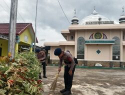 Jelang Bulan Suci Ramadhan, Personel Kompi 2 Batalayon C Pelopor Satbrimobda Polda Sumsel Gelar Bakti Sosial Bersihkan Masjid Di Kab. Ogan Ilir