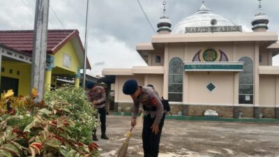 Jelang Bulan Suci Ramadhan, Personel Kompi 2 Batalayon C Pelopor Satbrimobda Polda Sumsel Gelar Bakti Sosial Bersihkan Masjid Di Kab. Ogan Ilir