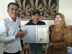 MKKSMA Bandung Barat Kolaborasi Bersama Guru dan Kepala Desa Bagikan Ijazah
