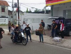 Barisan Ayep Zaki Bagi – Bagi Takjil Di Sekitar Kawasan Ciandam