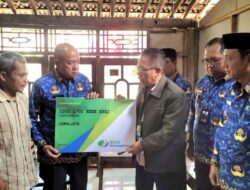 Bupati Banyumas Serahkan Bantuan Pada Penderes Yang Jatuh