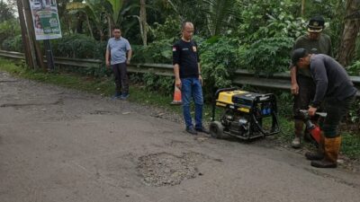 Agus Samsul dan Dinas PUTR Perbaiki Jalan Merbabu Yang Dikeluhkan Warga