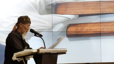 Aksara Daerah di Tengah Ancaman Globalisasi, Maestro Aksara Sunda Cimahi: Warisan Leluhur yang Terlupakan