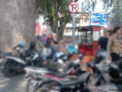 Parkir Liar di Kawasan Lampu Merah Gedung Juang Sukabumi Sebabkan Kemacetan