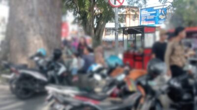 Parkir Liar di Kawasan Lampu Merah Gedung Juang Sukabumi Sebabkan Kemacetan