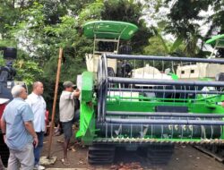 Wujudkan Swasembada Pangan, Bupati Sadewo Serahkan Alsintan kepada 29 Kelompok Tani