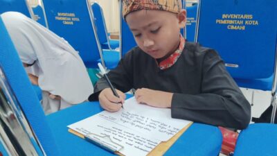 Apresisiasi Lomba Tulis Aksara Sunda SD se-Kota Cimahi, Mang Ujang Laip: ini Upaya Penting Pelestarian Warisan Budaya