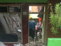 Rumah Dua Lantai di Cimahi Ambruk, Dua Penghuni Selamat Setelah Terjebak Reruntuhan