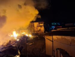 Kebakaran Lahap Kompleks Gudang di Cimahi Selatan, Api Cepat Merembet ke Berbagai Bangunan