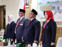 Sekda Banyumas Serahkan 36 Tanda Kehormatan Satya Lancana Karya Satya
