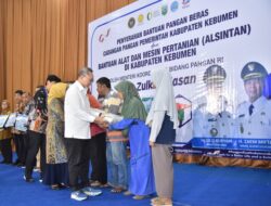 Menko Pangan Zulkifli Hasan Serahkan 5 Ton Beras dan Ratusan Alsintan untuk Petani Kebumen