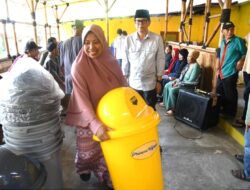 Bagikan 100 Tong Sampah di Sosialisasi Perda, Phinera : “Komitmen dalam Menjaga Kebersihan Lingkungan”