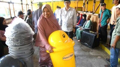 Bagikan 100 Tong Sampah di Sosialisasi Perda, Phinera : “Komitmen dalam Menjaga Kebersihan Lingkungan”