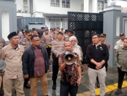 Wakil Ketua DPRD Kota Sukabumi Rojab Asy’ari Temui Massa GMNI, Siap Evaluasi Peraturan Tunjangan DPRD