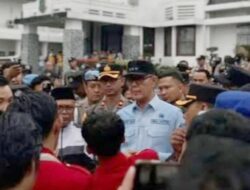 Walikota H. Ayep Zaki Menemui Puluhan Mahasiswa GMNI Gelar Aksi Tolak Kenaikan Tunjangan DPRD Kota Sukabumi