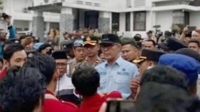 Walikota H. Ayep Zaki Menemui Puluhan Mahasiswa GMNI Gelar Aksi Tolak Kenaikan Tunjangan DPRD Kota Sukabumi